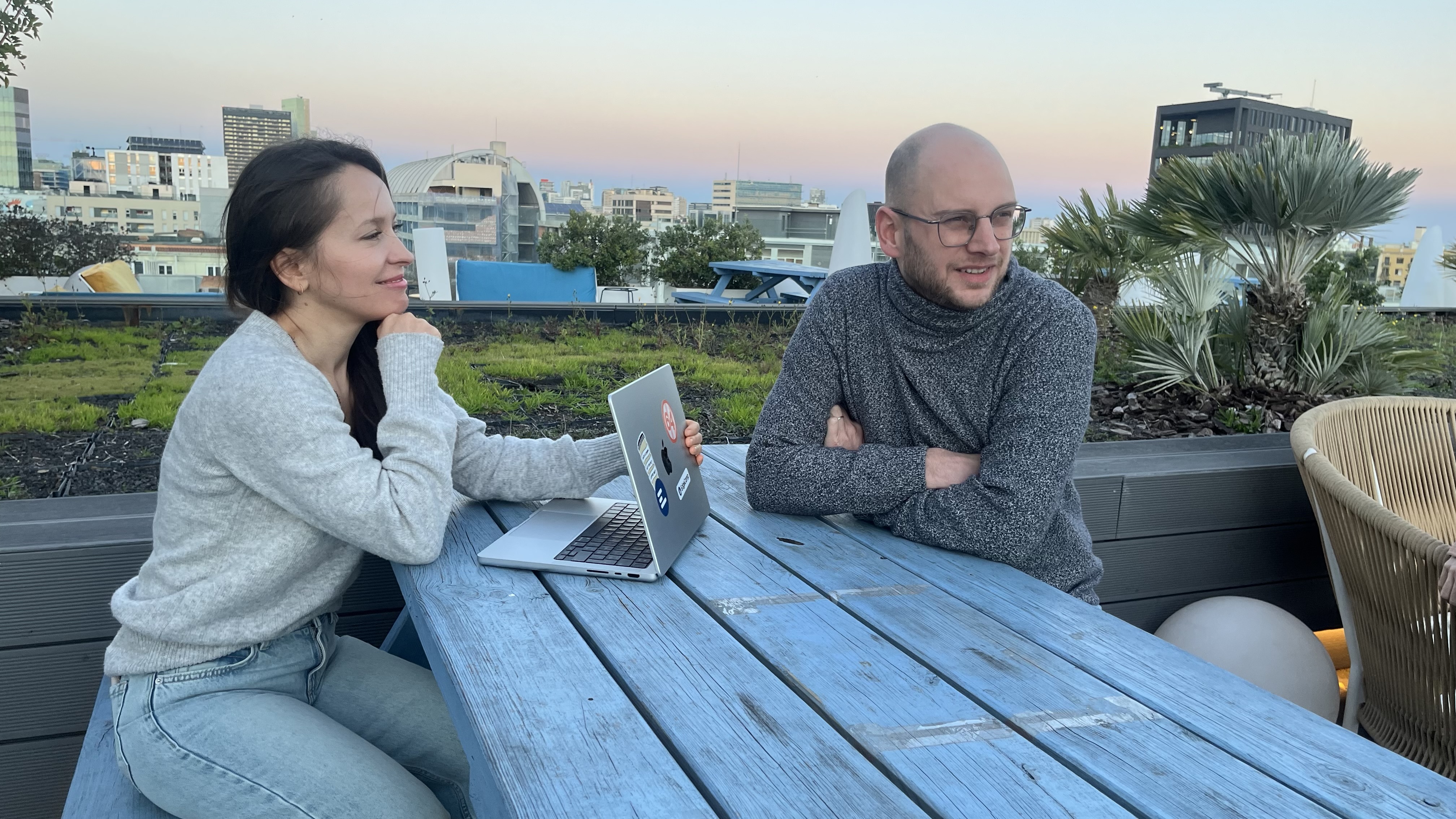 Brainstorming en duo au coucher de soleil