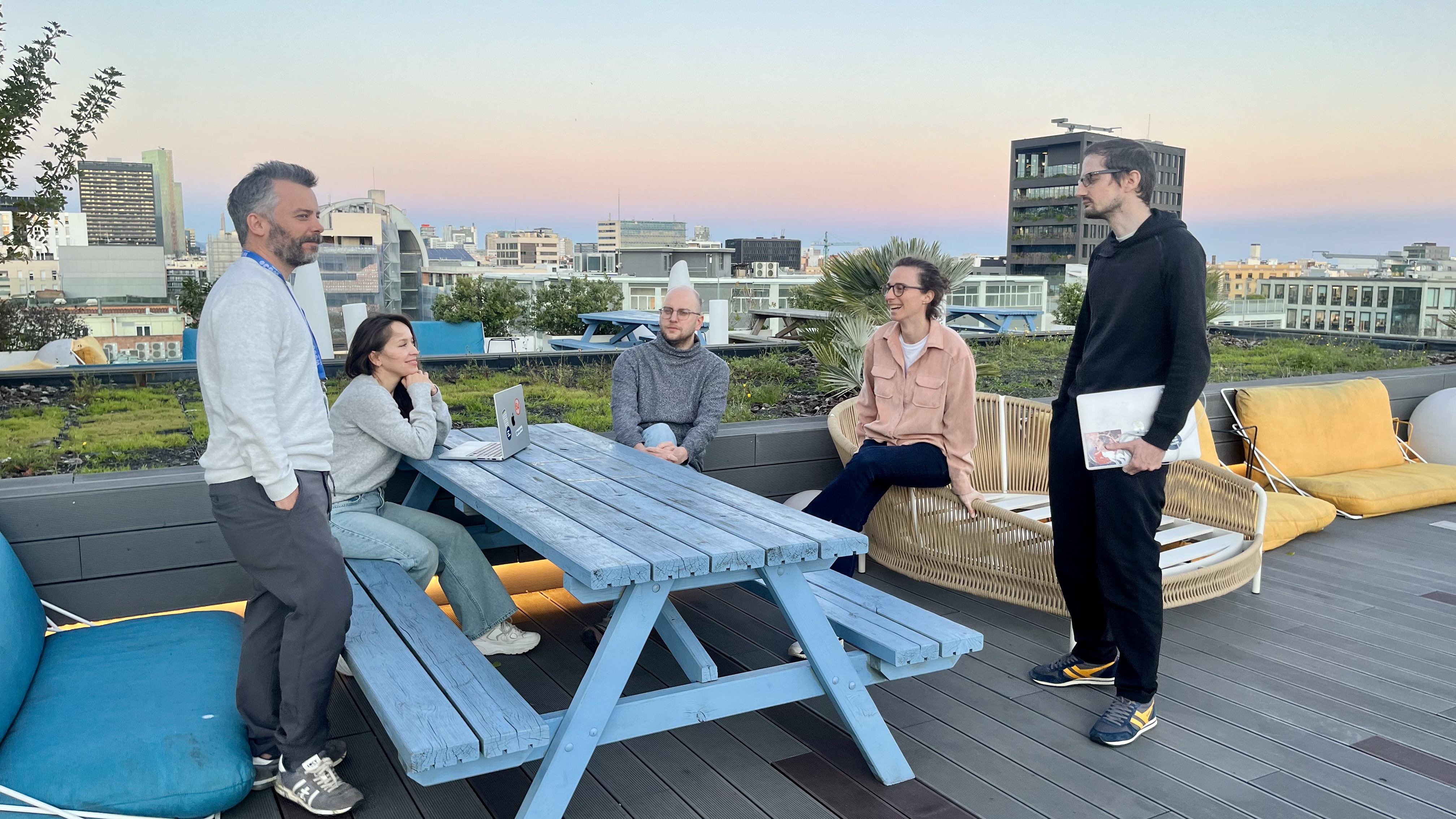 Discussion d'équipe sur le rooftop de Barcelone