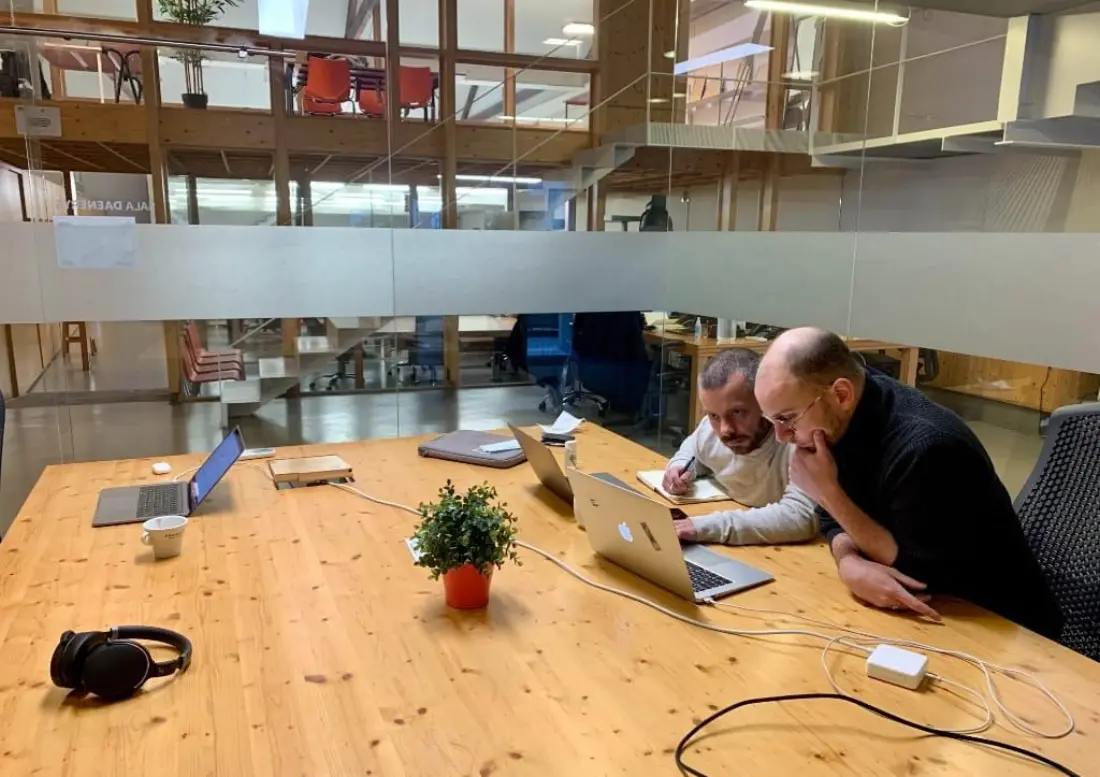 Deux consultants EdgeAngel au travail dans les bureaux