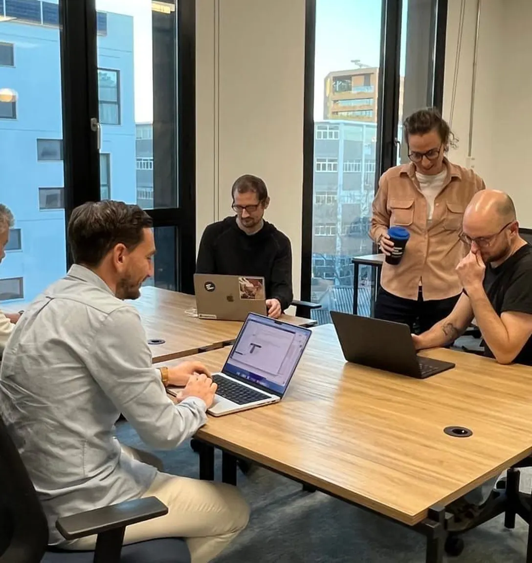 Quatre consultants EdgeAngel au travail autour d'une table dans les bureaux